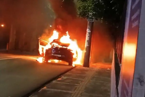 [Vídeo: Carro pega fogo em Brotas na noite desta quinta-feira (24) ]