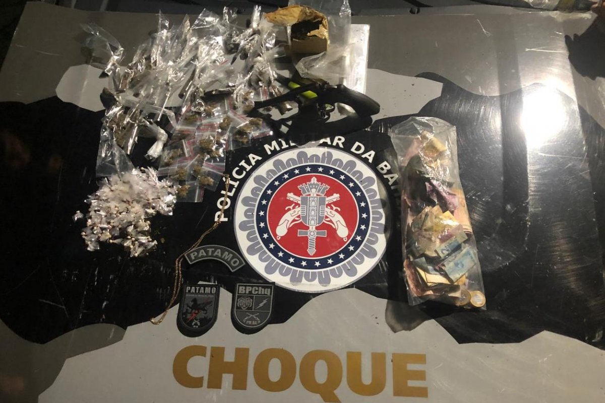 PM apreende explosivo, arma e drogas em Sussuarana