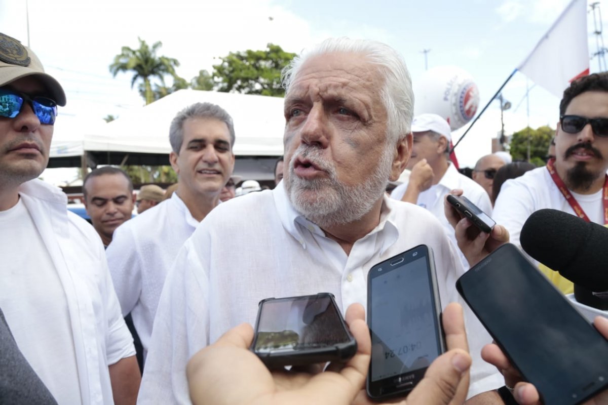 Jaques Wagner acusa Bolsonaro de ser "o maior importador de coronavírus" no país