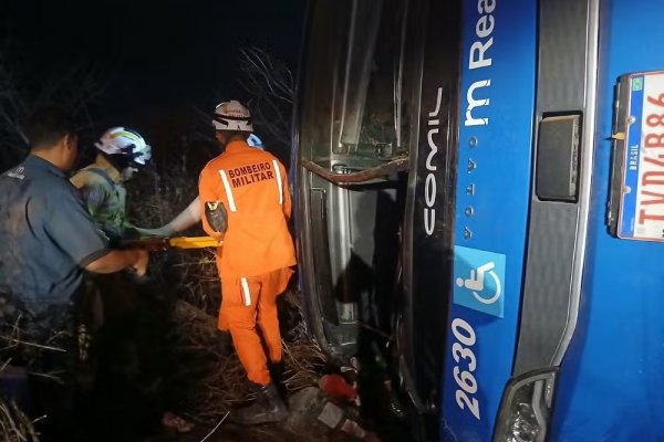 [Acidente com ônibus deixa sete mortos e 13 feridos na BA-122; soldado da PM está entre as vítimas]