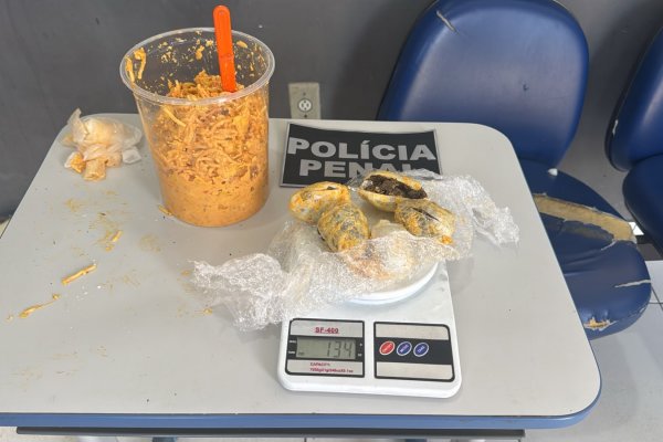 [Vídeo: Mulher é presa ao tentar entrar em presídio com drogas em estrogonofe]