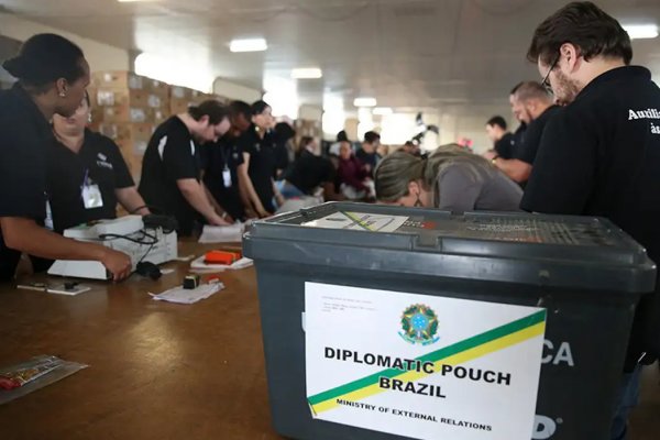 [Quase 1 milhão de brasileiros no exterior poderão votar nas eleições]
