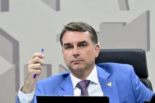 [Flávio Bolsonaro pede prisão de servidor do Planalto por episódio de Nossa Senhora Aparecida ]