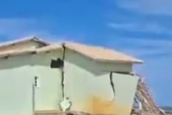 [VÍDEO: Estrutura de casa desmorona com avanço da maré na Praia do Saco, em Sergipe]