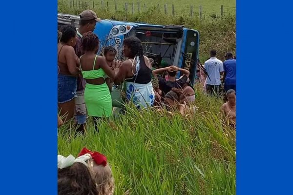 [Ônibus tomba e deixa ao menos 25 feridos no sul da Bahia]
