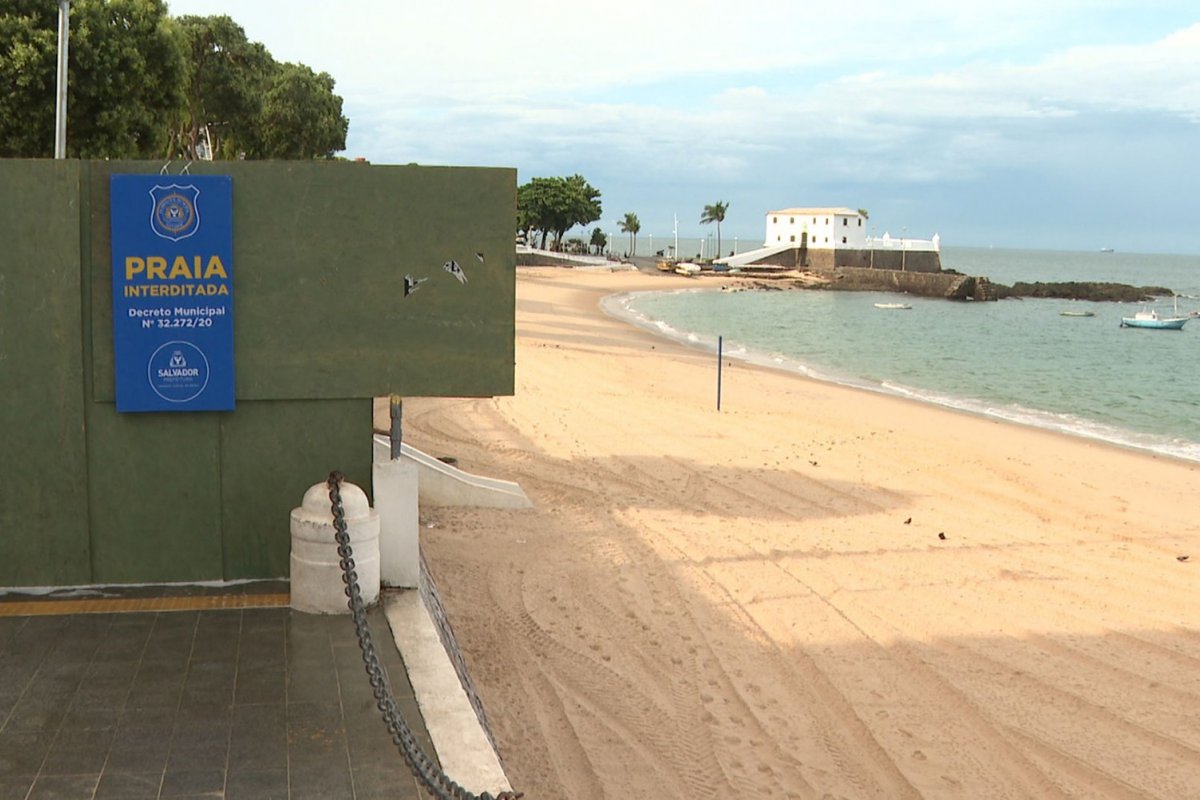 Praias de Salvador ficam vazias após decreto