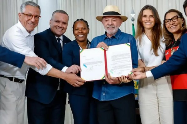 [Lula sanciona lei com medidas para profissionalização do futebol feminino]