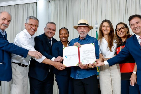 [Lula sanciona lei que estabelece diretrizes para o futebol feminino no Brasil]