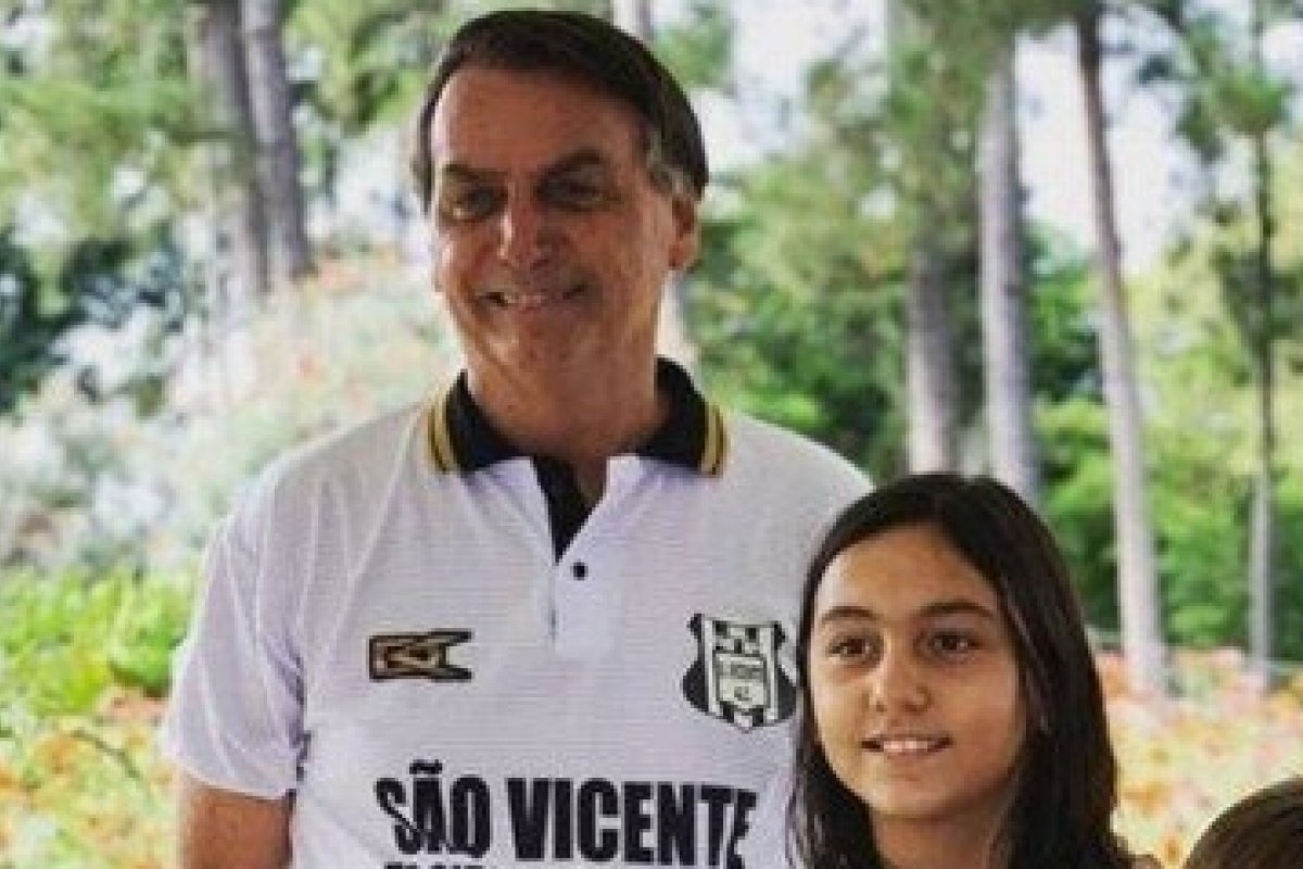 Jair Bolsonaro ganha bolo de aniversário e posa com a filha caçula e netas