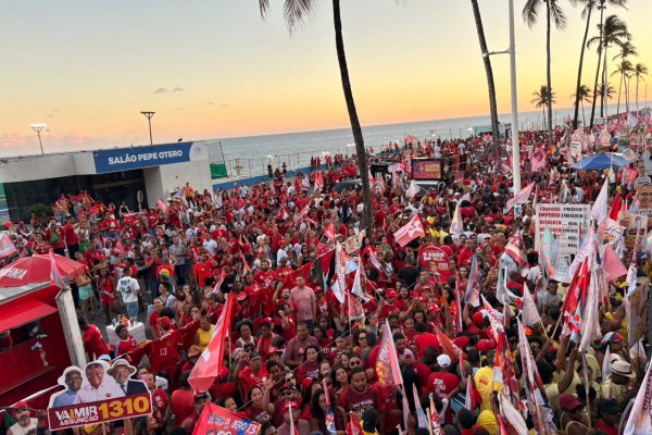 [Vídeo: Apoiadores se concentram em Ondina para último ato de Lula em Salvador antes do 1º turno]