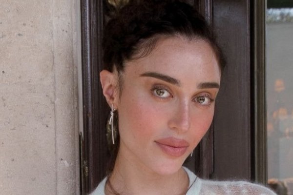 [Elisa Zarzur é convidada da Dior e usa full look da passarela SS27 escolhido por Jonathan Anderson! ]