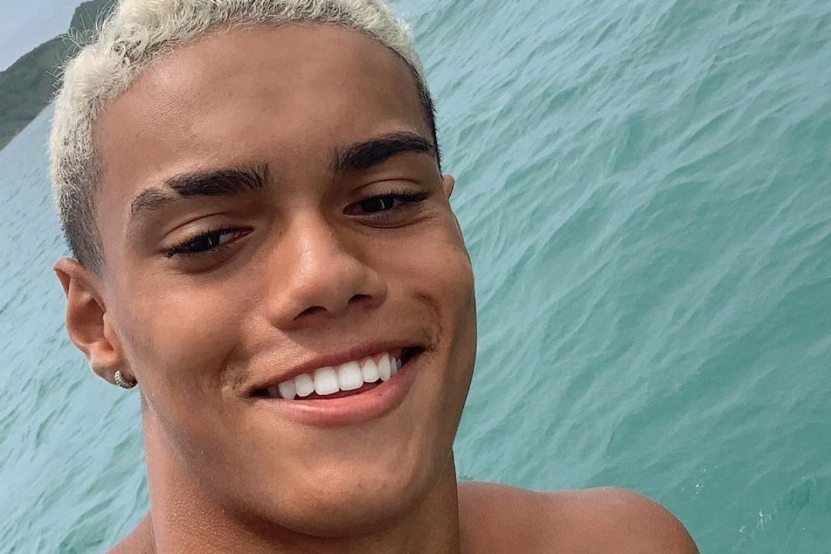 Filho único de Ronaldinho Gaúcho presta homenagem ao pai