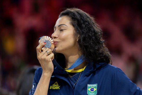[Vídeo: Ex-central da Seleção Brasileira revela diagnóstico de câncer e diz estar fora de perigo]