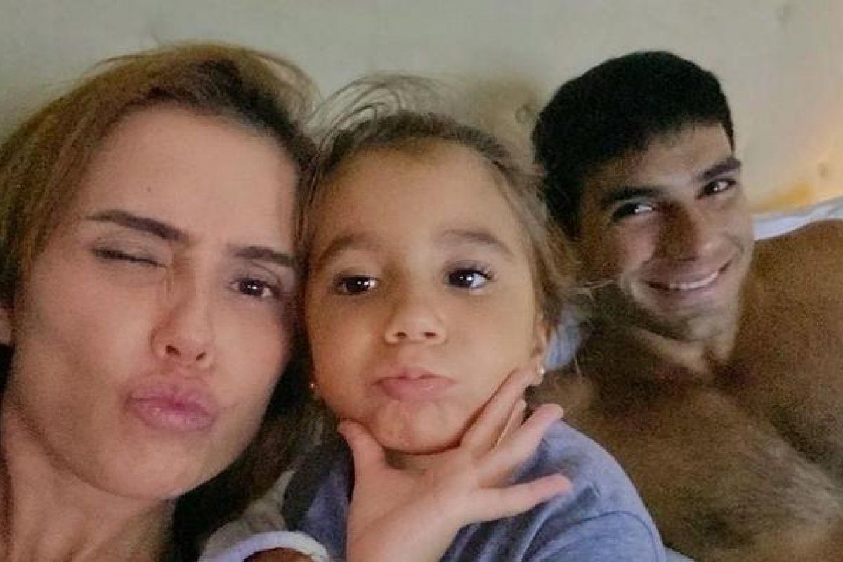 Deborah Secco mostra a quarentena na web