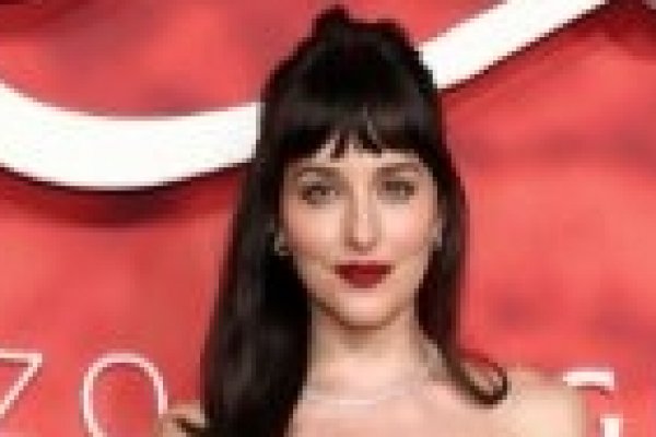 [Dakota Johnson veste Calvin Klein Collection na première de “Verity” em Nova York! ]
