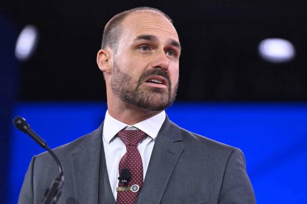 [Eduardo Bolsonaro ameaça retaliar diplomatas que 'sabotaram' governo de seu pai caso Flávio seja eleito]