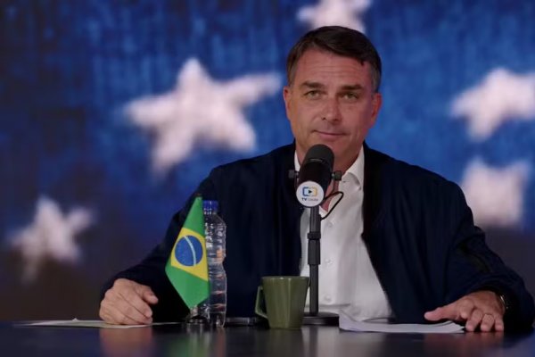 [Após negativa de Lula, Flávio Bolsonaro confirma participação no debate da Globo]