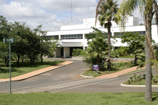 [EUA suspendem atendimento na embaixada e em consulados do Brasil ]