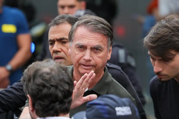 [Tornozeleira eletrônica de Bolsonaro é trocada durante prisão domiciliar]