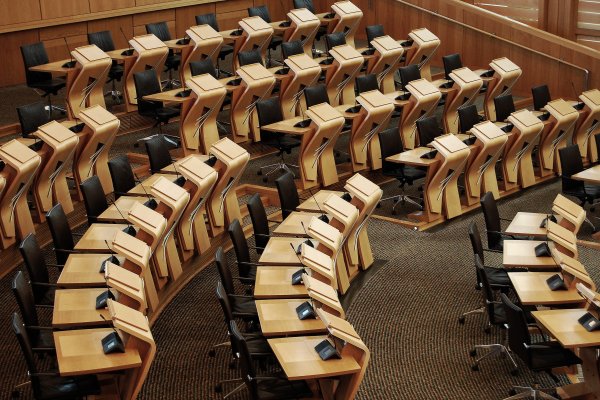 [ Deputados e senadores recebem 54% mais emendas e dificultam renovação no Congresso ]