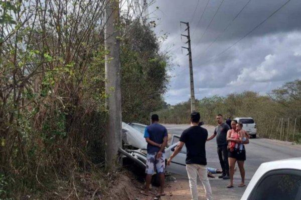 [Mulher morre e quatro pessoas ficam feridas após carro bater em poste em Feira de Santana]
