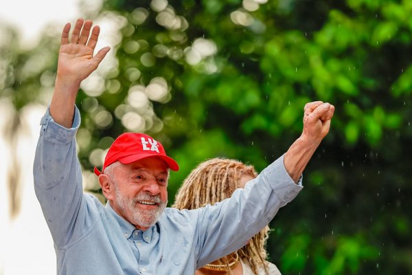 [No último ato antes do 1º turno, Lula diz que enfrenta 