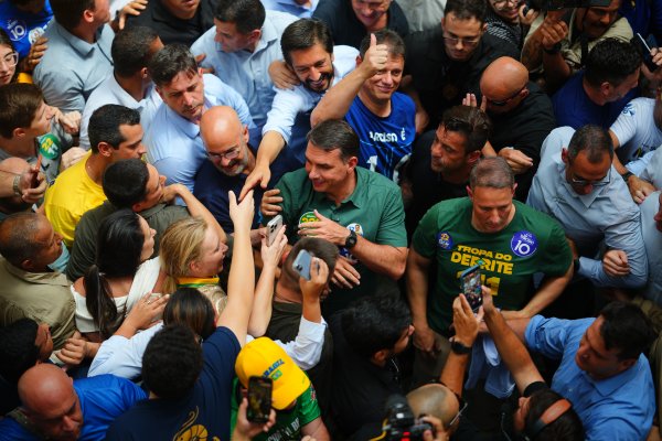 [Apoiadores de Flávio levam imagem de Nossa Senhora a ato no interior de SP]