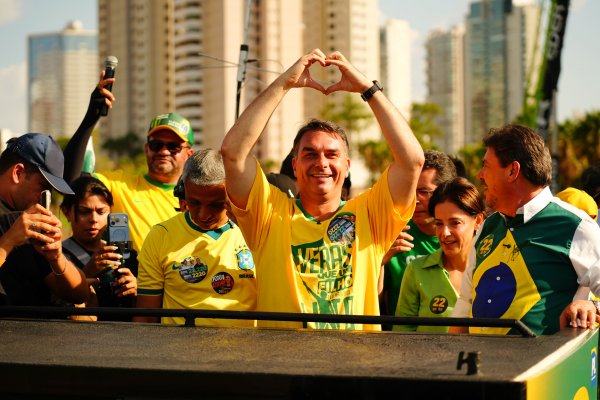[No último dia de campanha, Flávio Bolsonaro diz que governo Lula capturou STF, PF e Congresso]