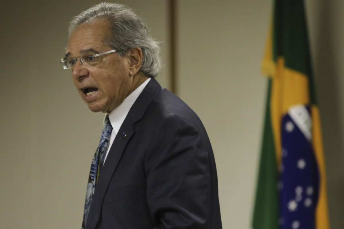 Paulo Guedes prepara pacotes de iniciativas para setores afetados pelo coronavírus