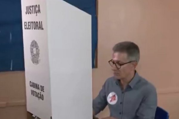 [Vídeo: Romeu Zema utiliza celular dentro de cabine de votação mesmo sendo proibido]