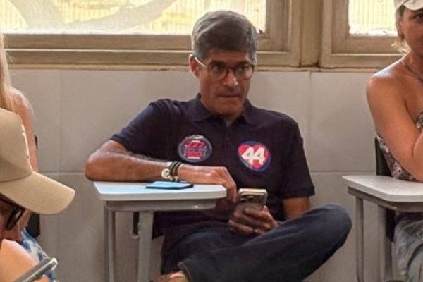 [Vídeo: Mulher passa mal diante de ACM Neto, que permanece no celular]