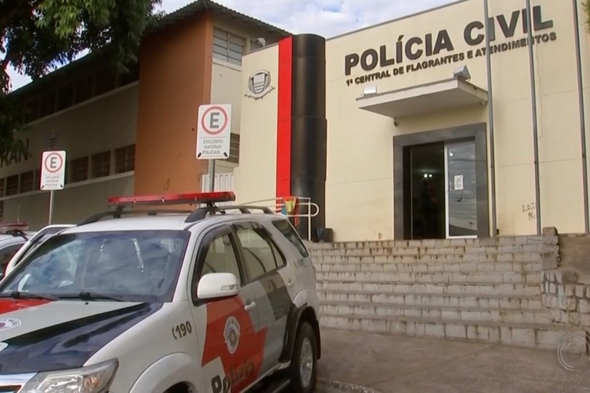 Coronavírus: Pastora é levada à delegacia após ser flagrada em culto com mais de 100 pessoas