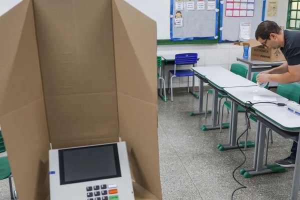 [Mesária é presa após votar no lugar de policial militar em Salvador]