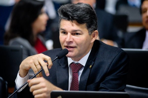 [Bolsonarista que disse que o próprio eleitor 'ora para alienígena e bebe detergente' é eleito para Senado no Mato Grosso]