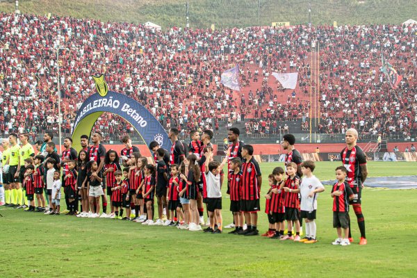 [Vitória tem 30 pontos em disputa e cinco jogos no Barradão para escapar do Z-4]