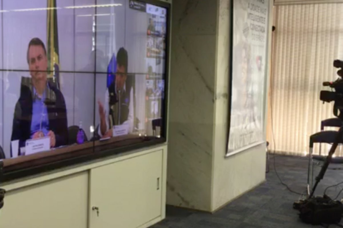 Bolsonaro faz reunião com prefeitos por videoconferência