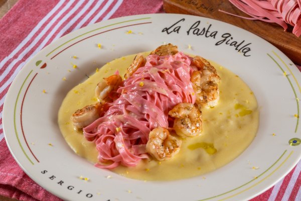 [La Pasta Gialla participa da Restaurant Week com massas coloridas criadas para o Outubro Rosa! ]