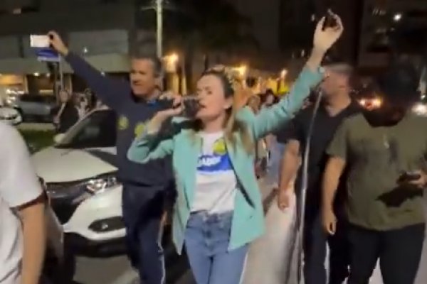 [Vídeo: Deputada federal do PL comemora eleição com chicote nas ruas]