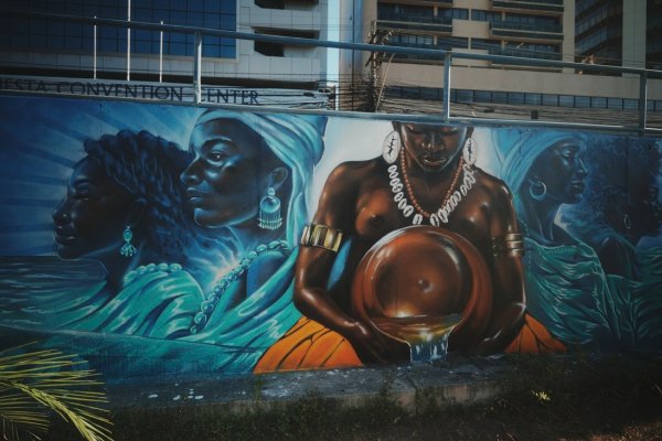 [Novos murais transformam o entorno do BRT do Itaigara em percurso de arte, memória e pertencimento! ]