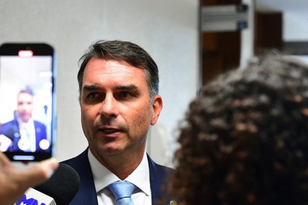 [Flávio Bolsonaro critica fim da escala 6x1 e defende liberdade para trabalhador definir jornada]