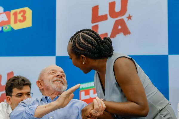 [Ao lado de Ana Elisa, Lula pede voto aos eleitores de Minas Gerais: “O que falta?”  ]