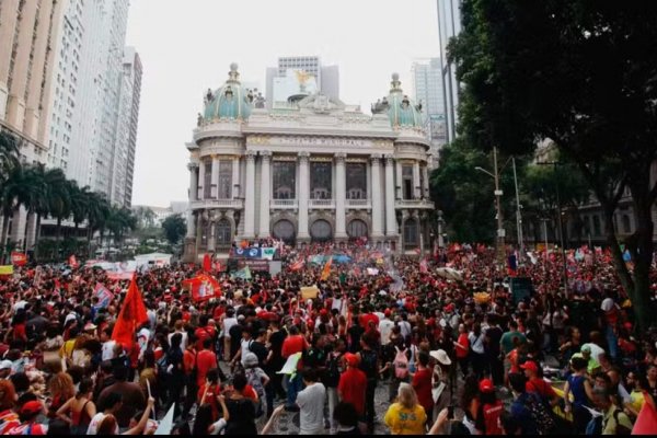 [Estudantes tomam ruas contra Flávio Bolsonaro em ato pela democracia]