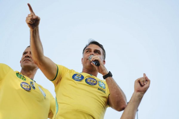 [Em Salvador, Flávio repete ato de campanha de Lula e deve fazer caminhada em Ondina-Barra]