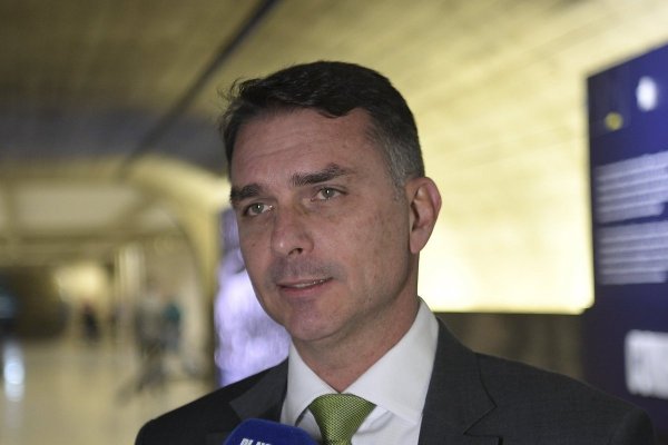 [25% dos eleitores de Flávio Bolsonaro dizem escolher candidato para derrotar Lula, aponta Datafolha]