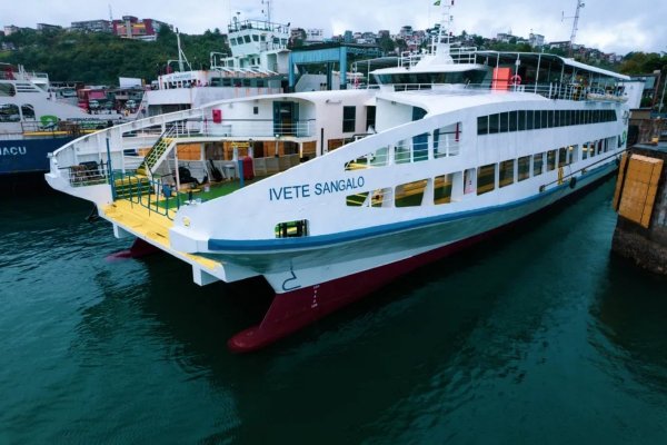 [Às vésperas do feriadão, tempo de espera na fila do ferry-boat em São Joaquim passa de três horas]