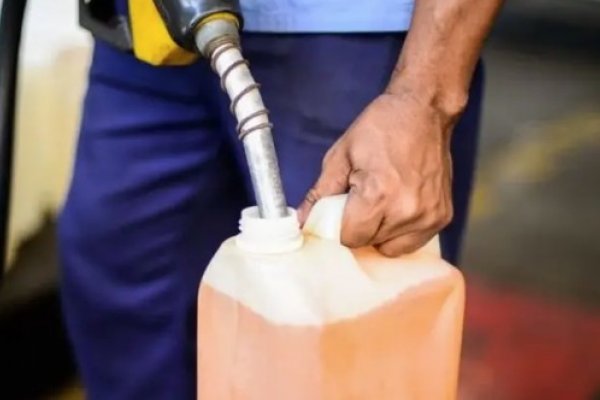 [Em meio ao período eleitoral, governo anuncia medidas para baratear o preço do combustível]