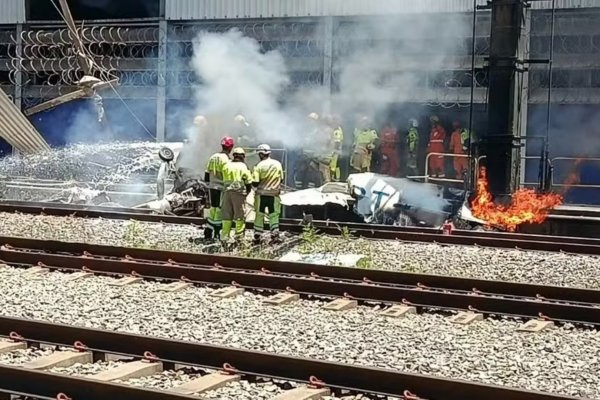 [Vídeo: Piloto de avião morre após aeronave pegar fogo em pátio de metrô]