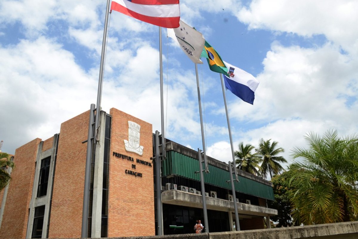 Prefeitura de Camaçari utiliza trio elétrico para alertar população sobre riscos do coronavírus
