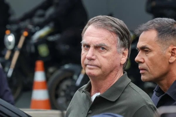 [Bolsonaro apresenta taquicardia e falta de ar durante prisão domiciliar]
