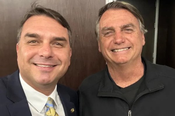 [Em ato de campanha, Flávio Bolsonaro diz que receberá faixa presidencial das mãos do pai em janeiro de 2027]